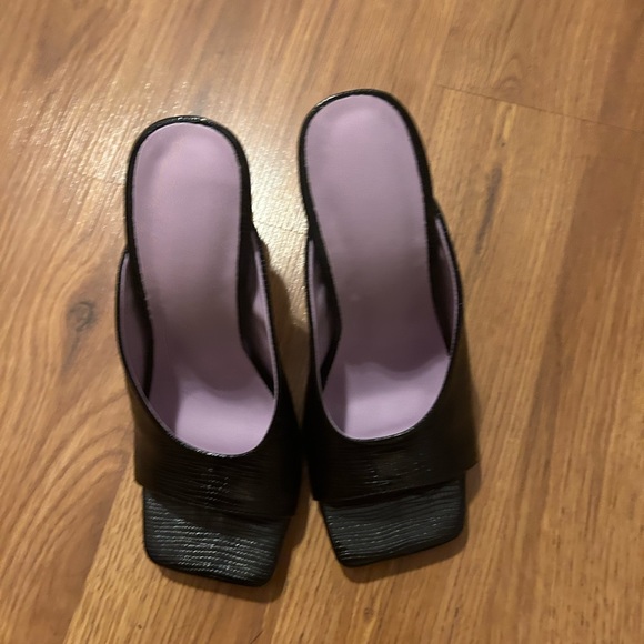 Black high heel open toe sandals with gold chain heel. Square toe stiletto. 6.5 - Picture 5 of 9